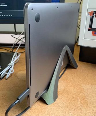 Vertikalno postolje za laptop