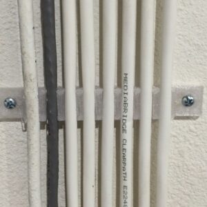 Drzač internet kabla na zidu