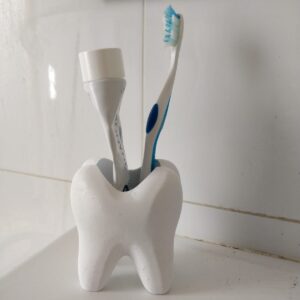 Držač za četkice u obliku zuba
