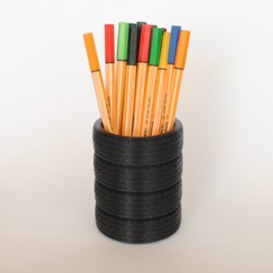 Držač olovki u obliku auto guma