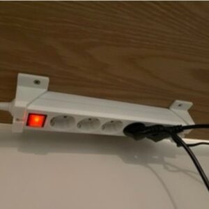 Držač produžnog kabla ispod stola