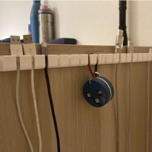 Držač USB kablova za radni sto