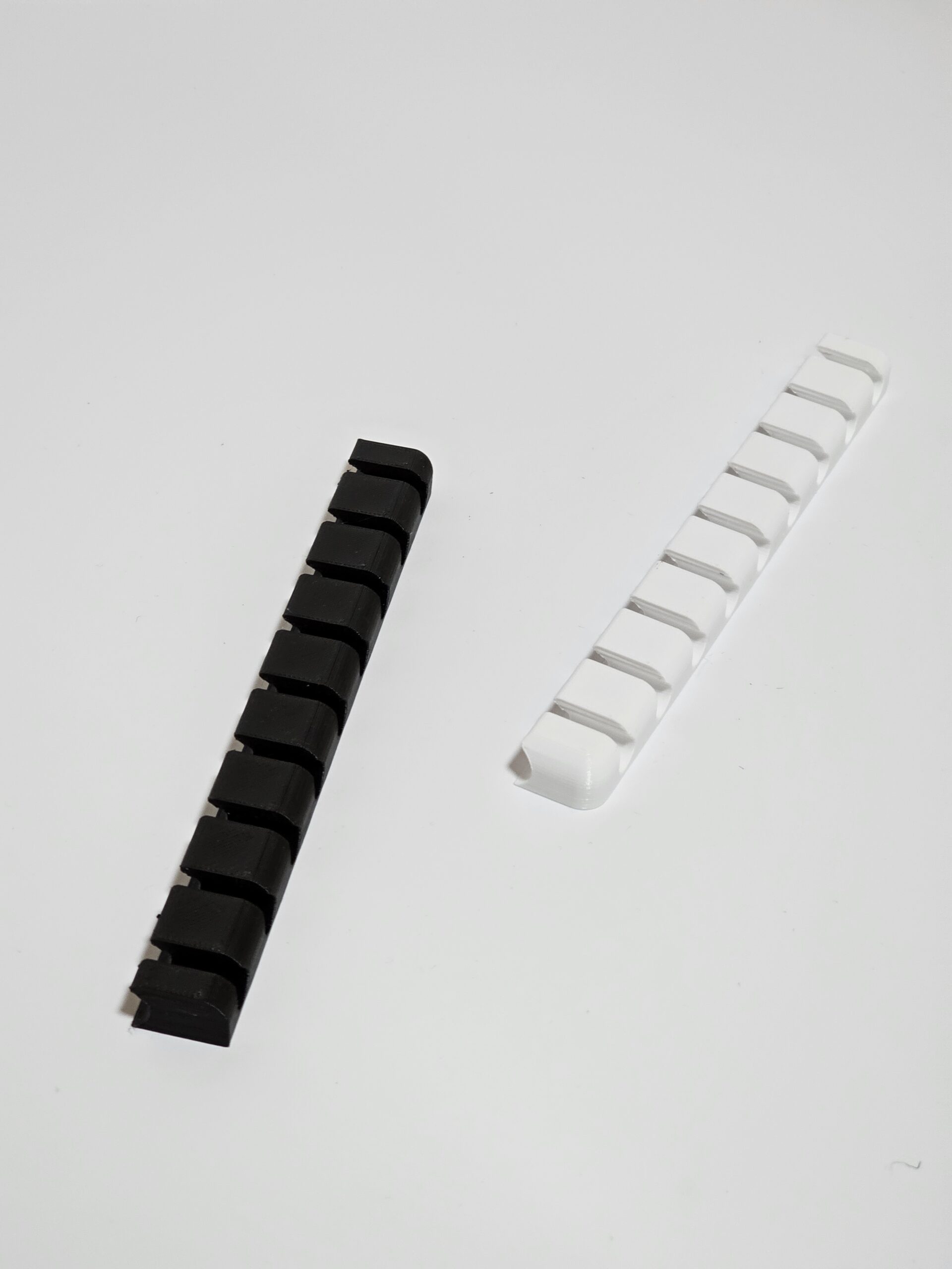 Držač USB kablova za radni sto - Slika 3