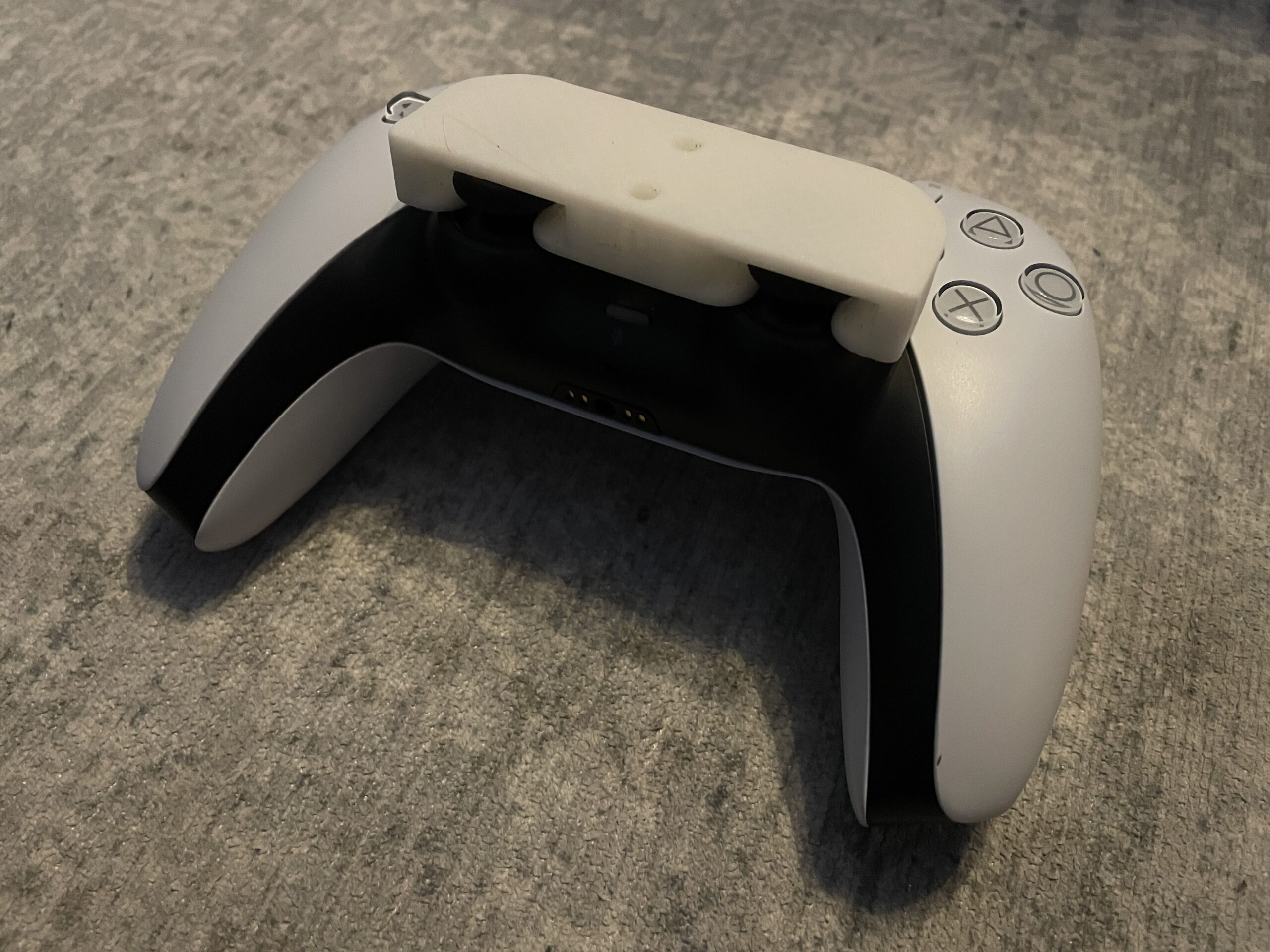 Držač džojstika PS5 ispod stola