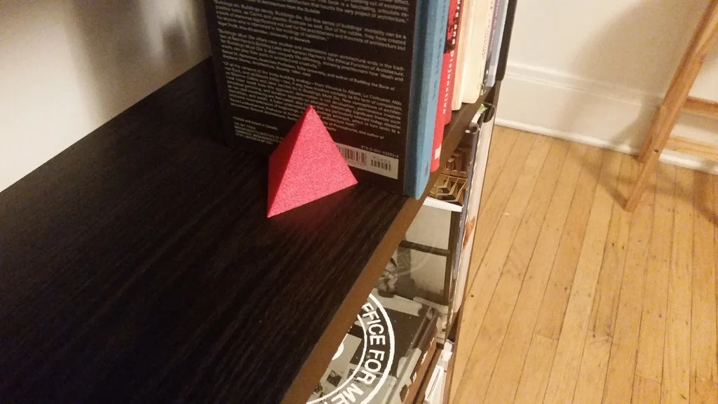 Držač za knjige u obliku trougla
