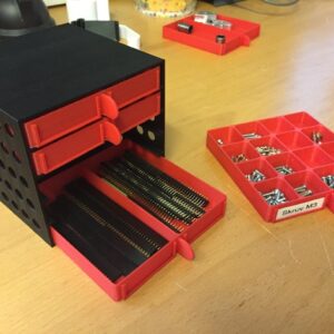 Mala kutija sa policama za čuvanje sitnih stvari