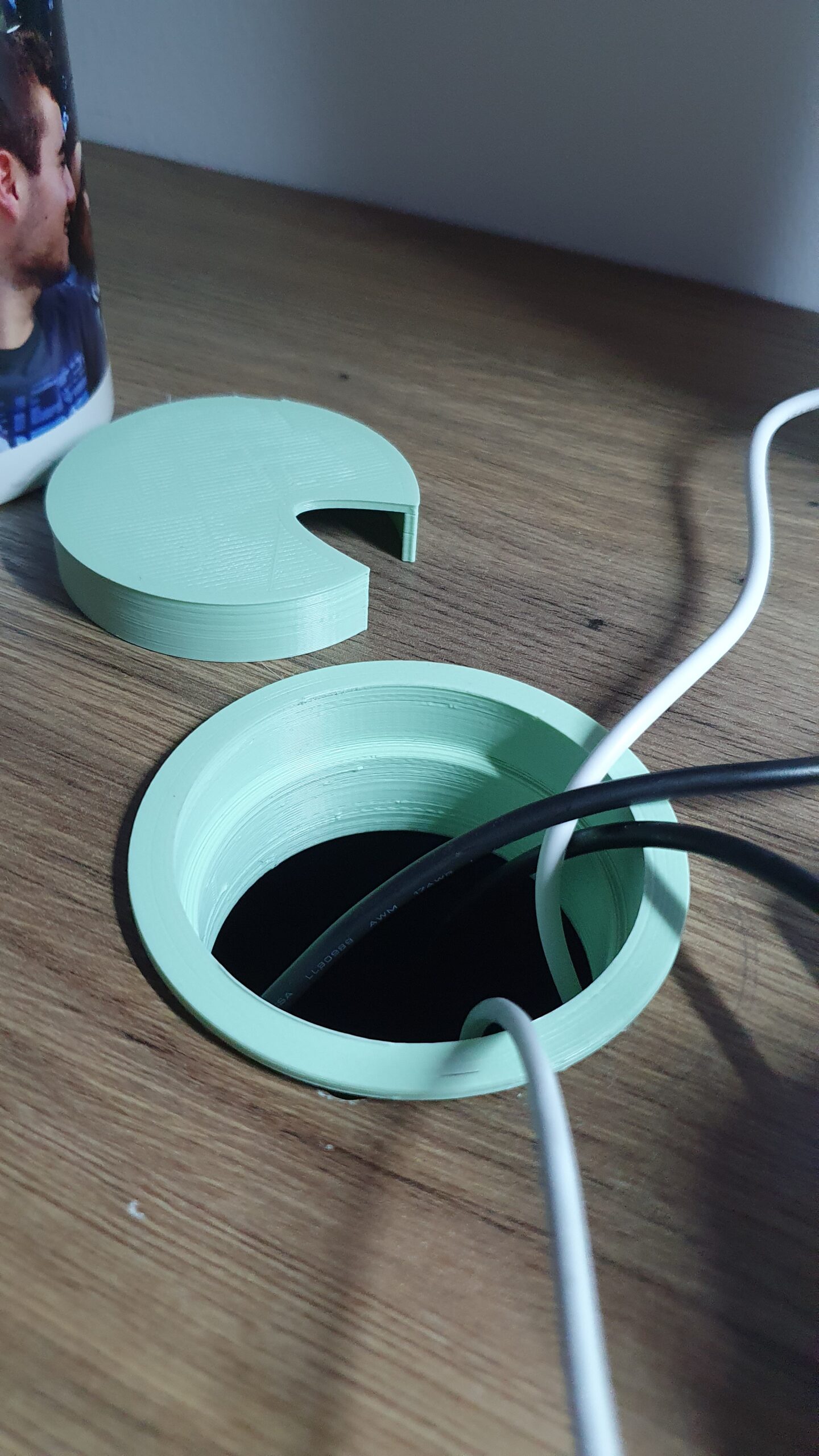 Plastični graničnik za rupe u stolu za kablove i poklopac 68mm