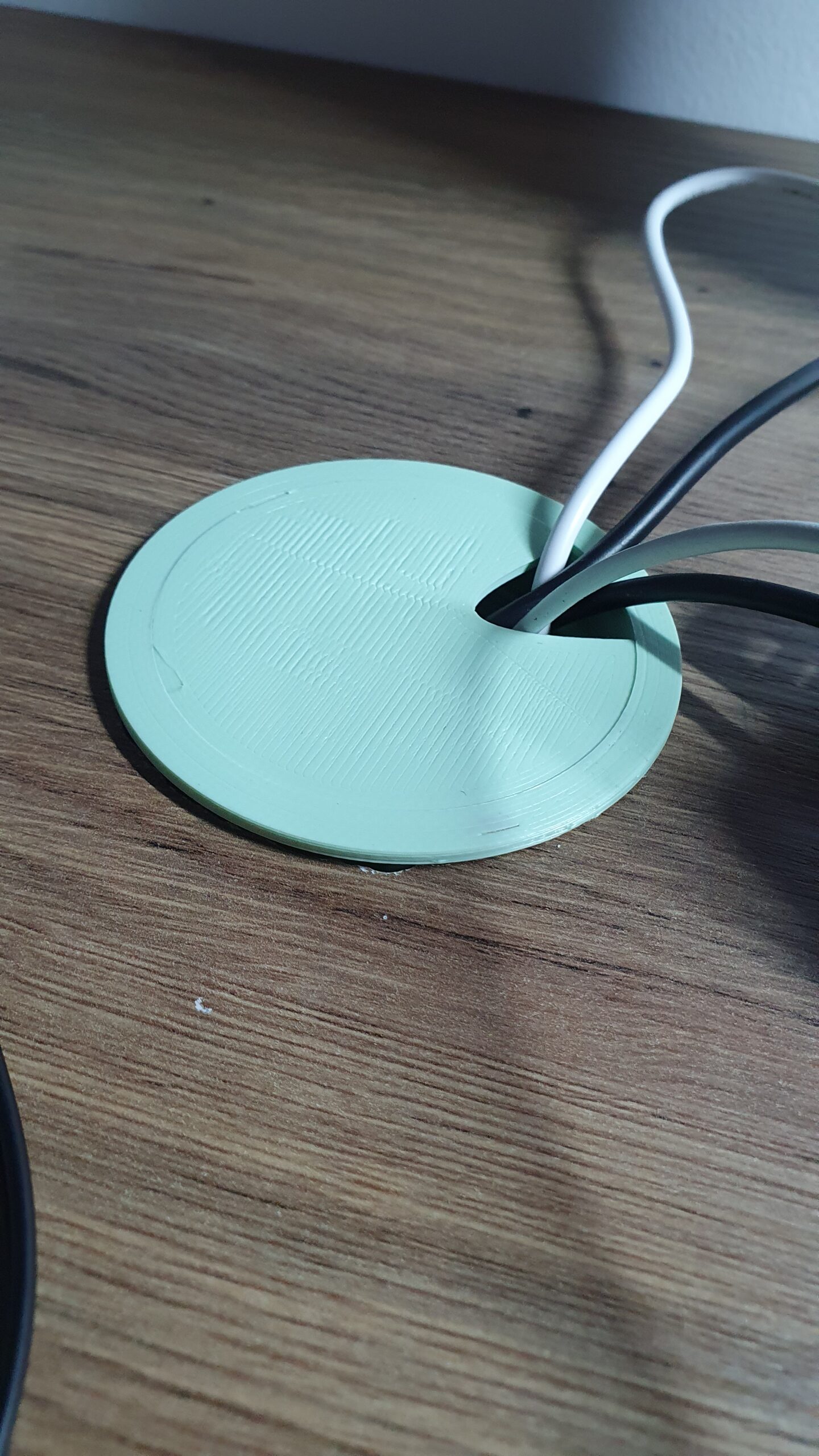 Plastični graničnik za rupe u stolu za kablove i poklopac 68mm - Slika 2