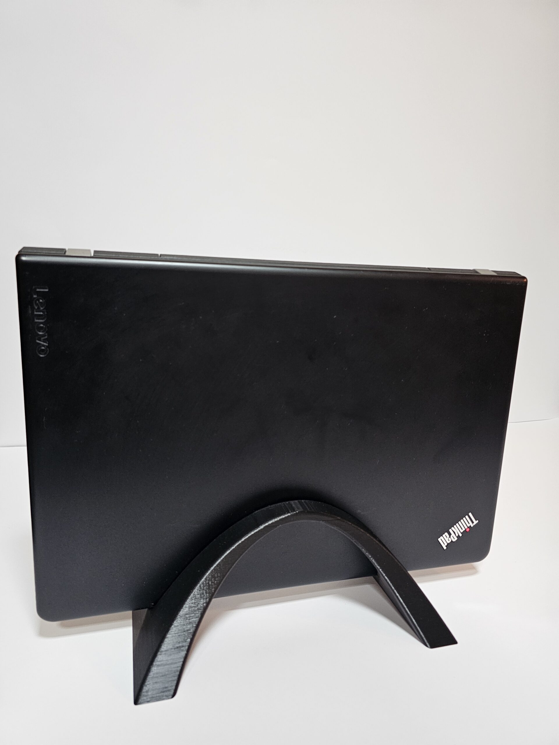 Elegantni vertikalni držač laptopa