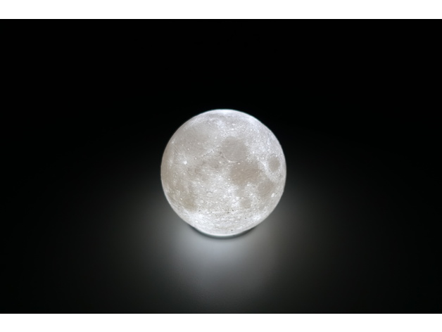 Ukrasni mesec od plastike