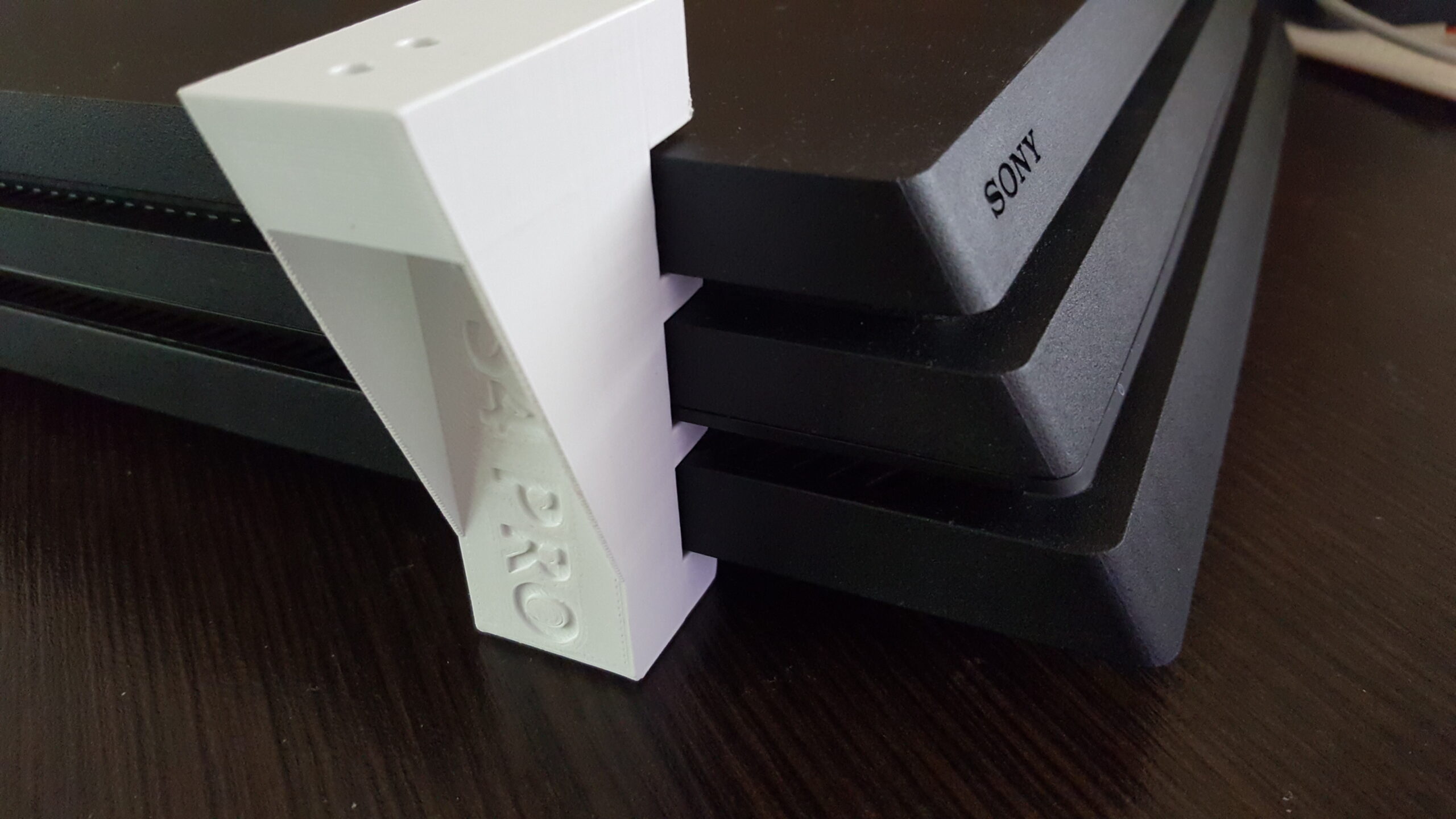 Nosac konzole ispod stola za PS4 Pro