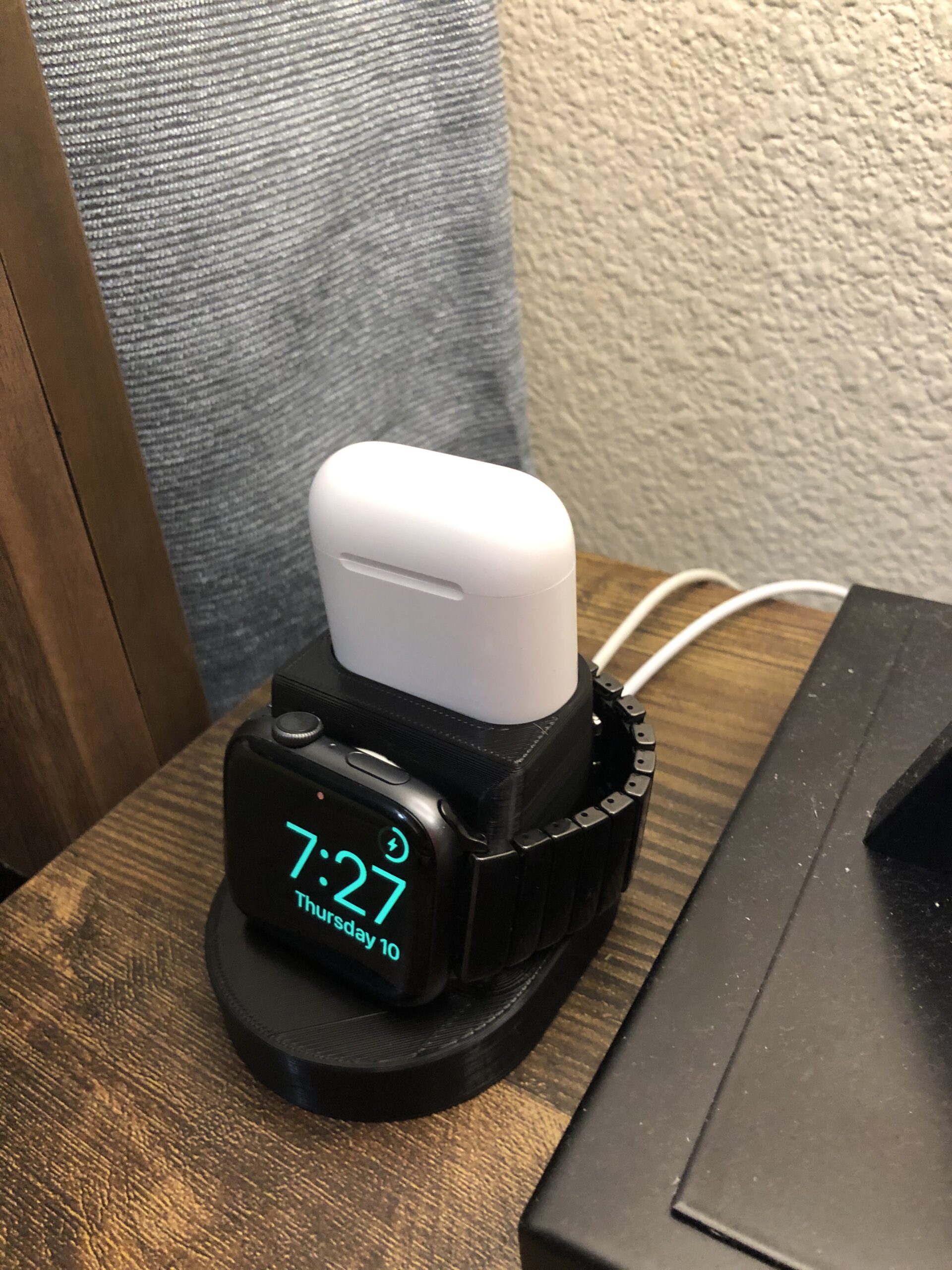 Plastični držač za AirPods i Apple Watch