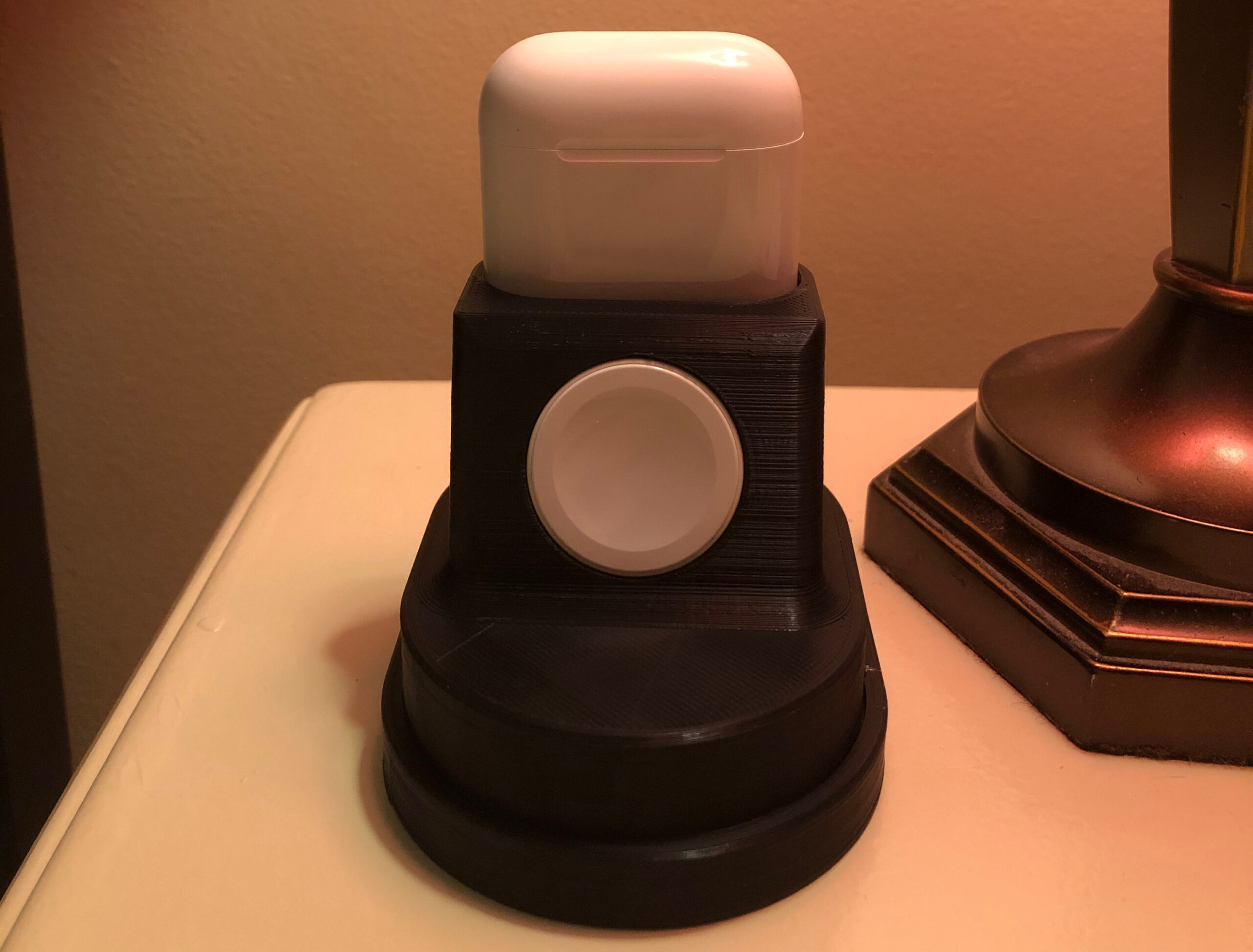 Plastični držač za AirPods i Apple Watch - Slika 2