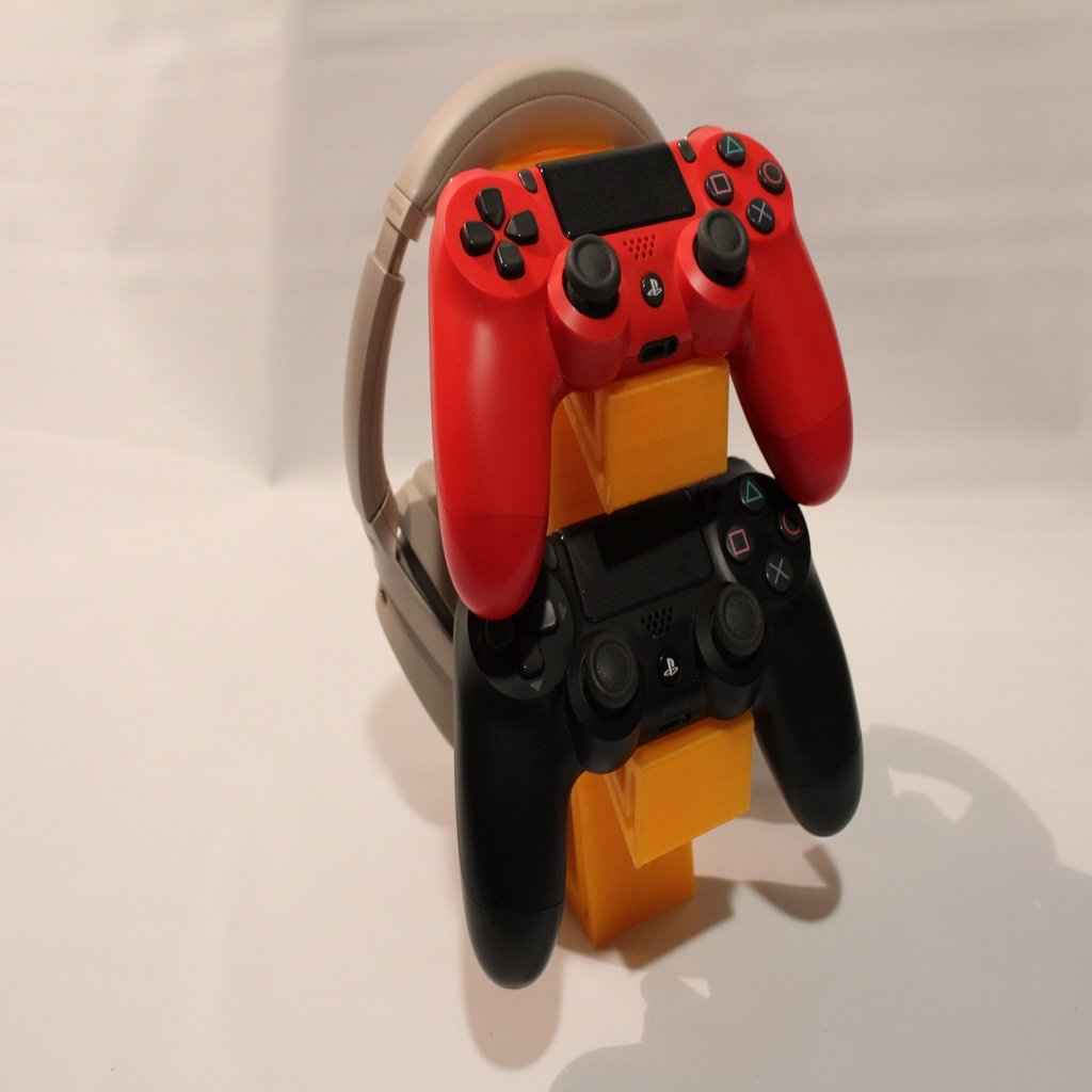 Stalak za slušalice i dva PS4 džojstika
