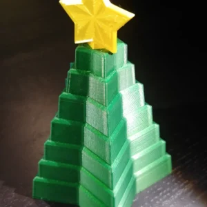 Elegantna mala novogodišnja jelka od plastike