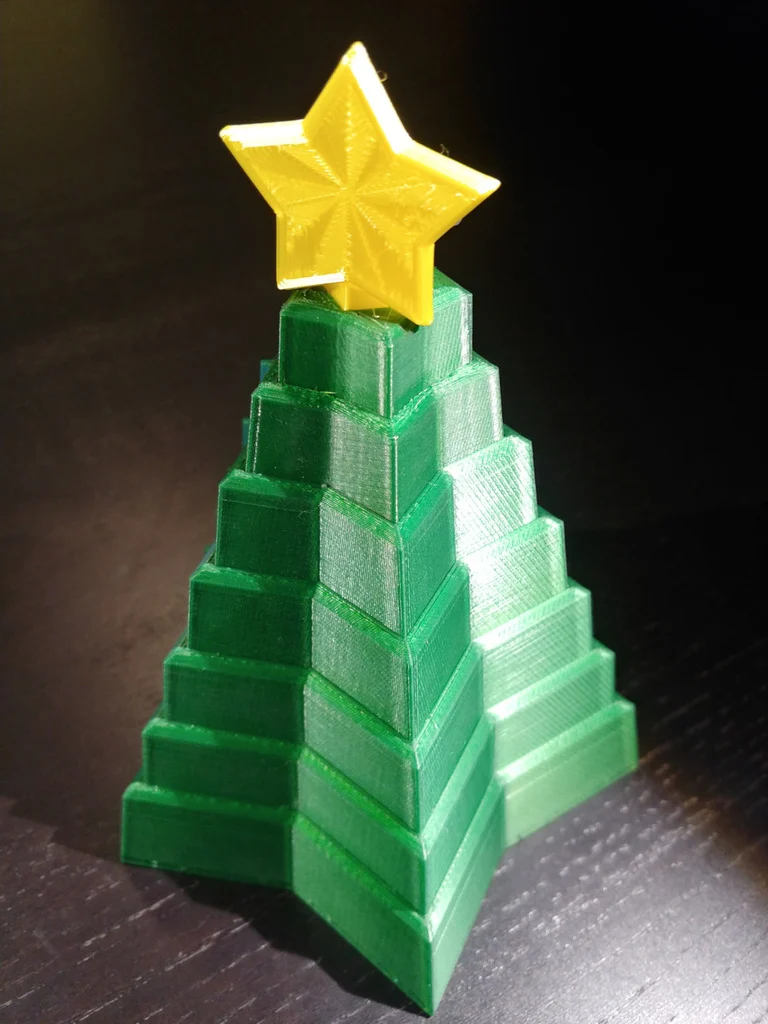 Elegantna mala novogodišnja jelka od plastike