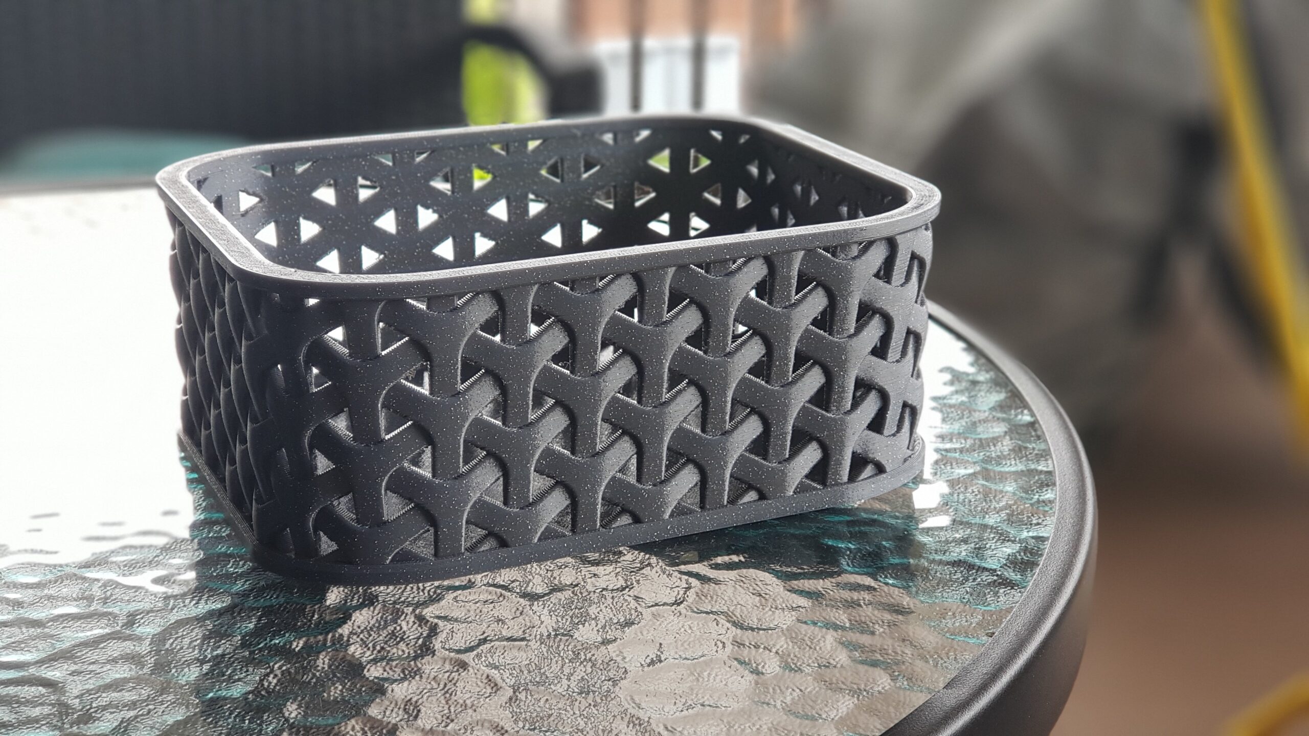 Pletena korpa od plastike