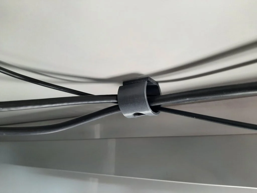 Držač kablova ispod stola