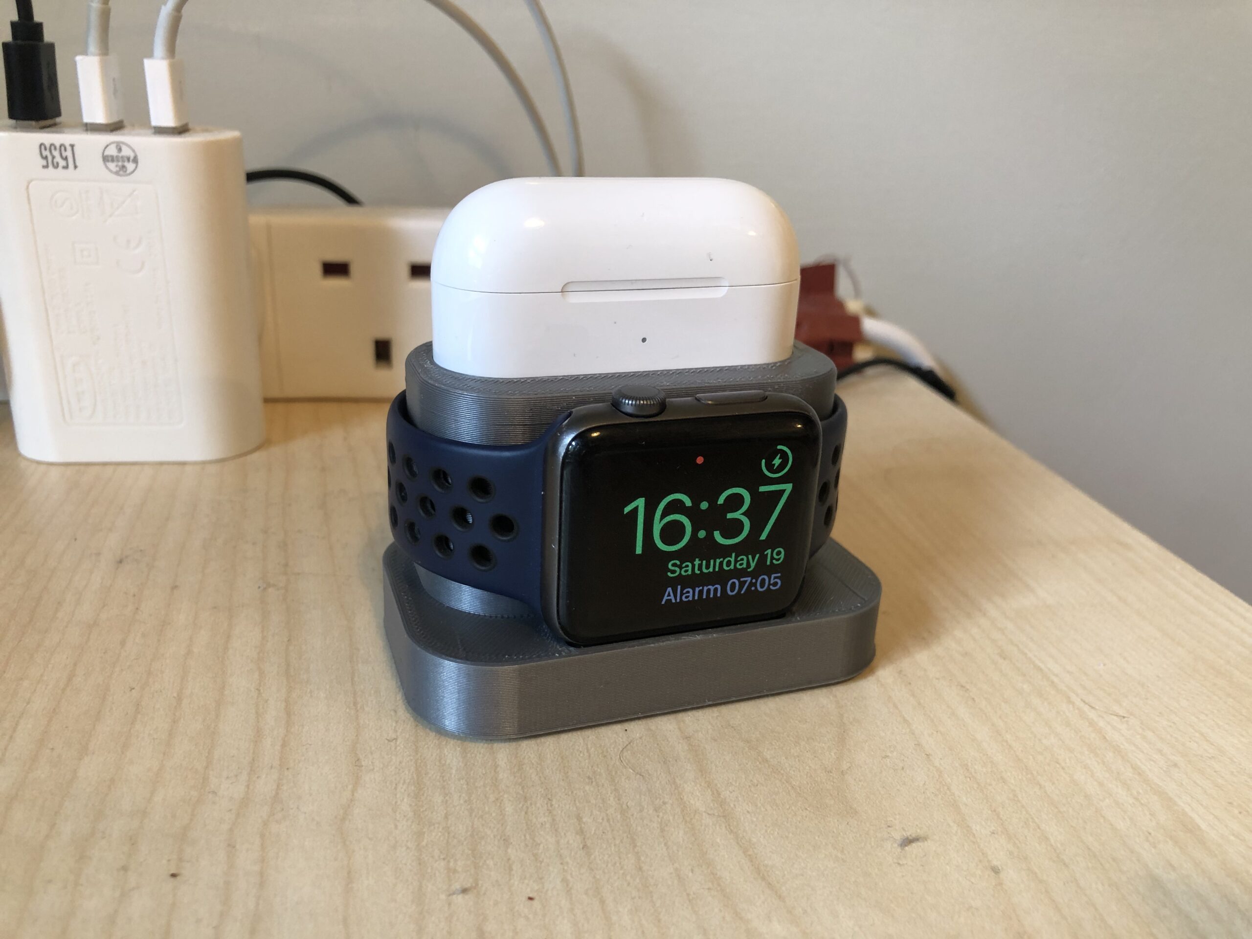 Postolje za AirPods Pro i Apple Watch 44mm i 40mm