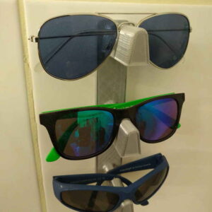 Univerzalni zidni stalak za naočare