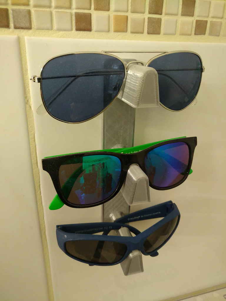 Univerzalni zidni stalak za naočare