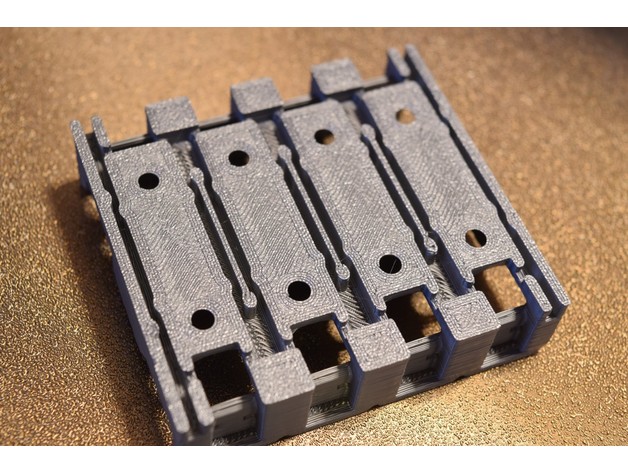 Plastični držač za AA baterije