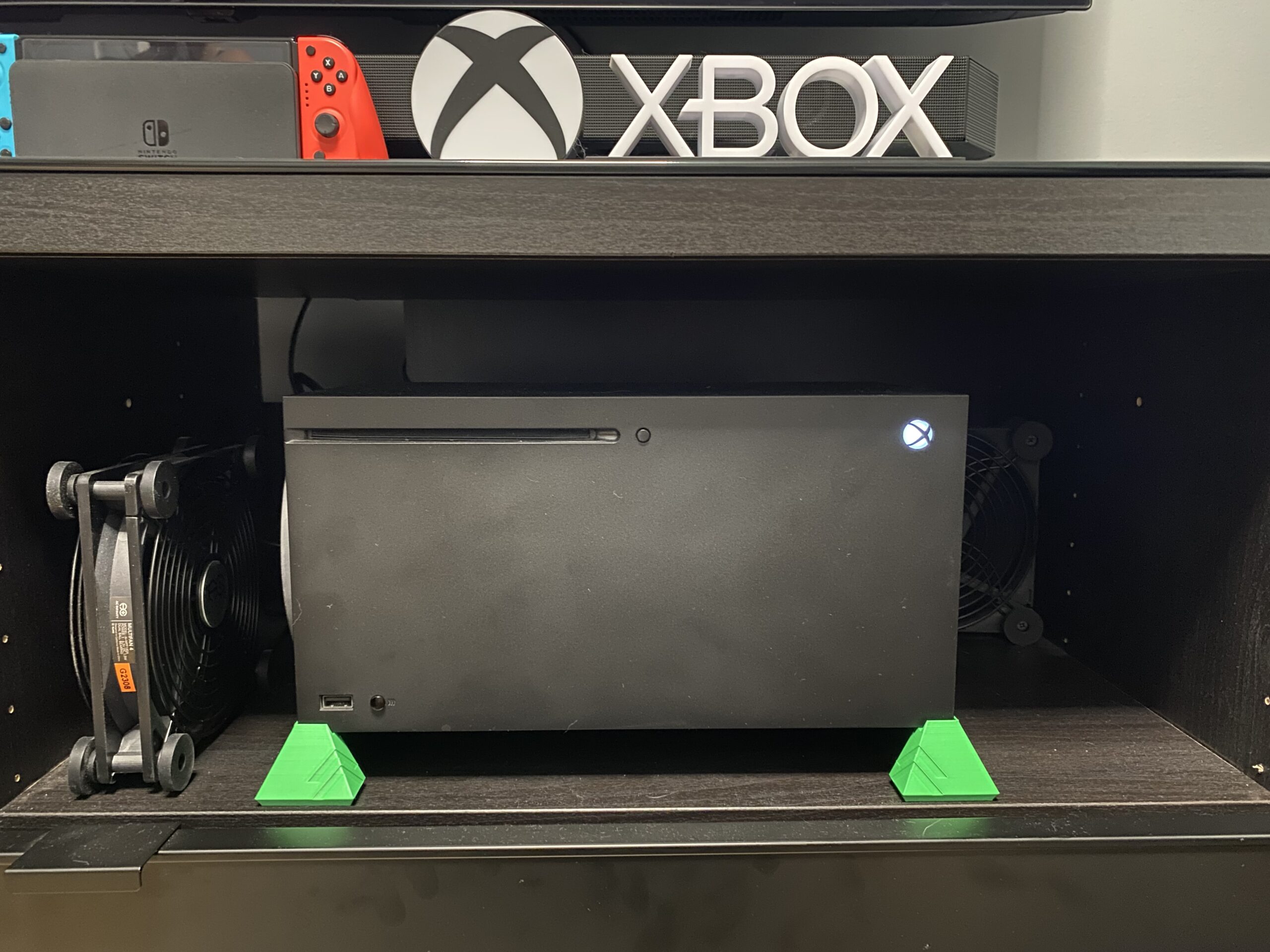 Elegantni držač konzole Xbox Series X