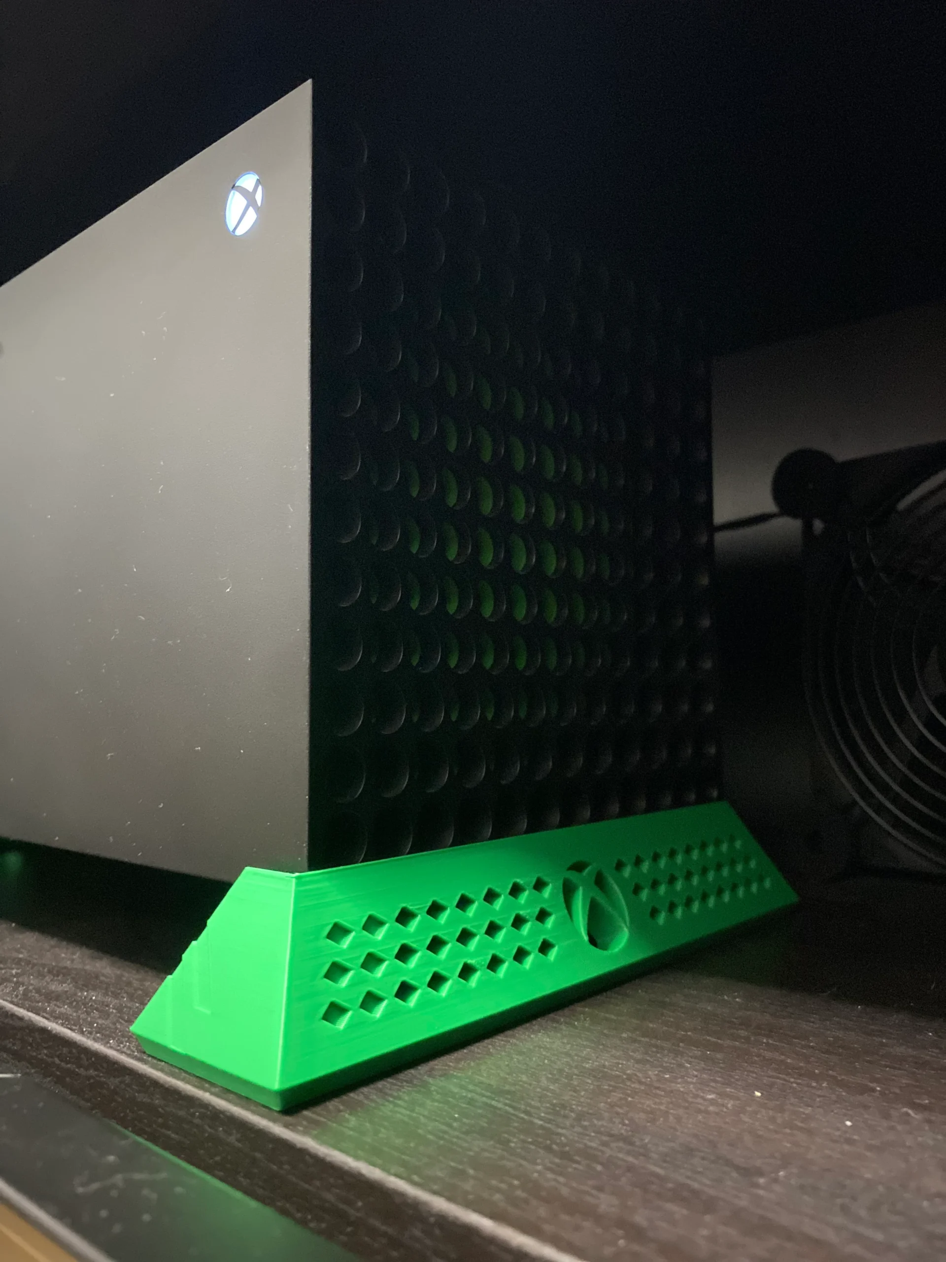 Elegantni držač konzole Xbox Series X - Slika 2
