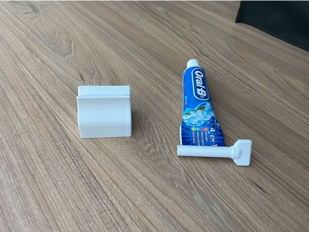 Istiskivač i držač paste za zube