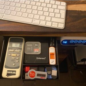 Alternative view of Male fioke ispod stola od plastike