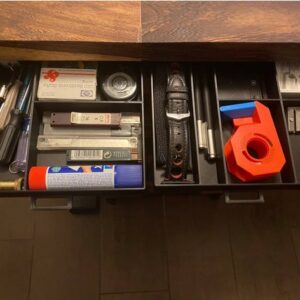 Male fioke ispod stola od plastike