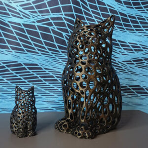 Mačka od plastike – ukras