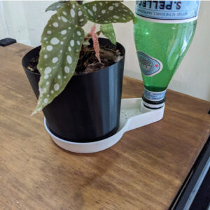 Posuda za navodnjavanje biljaka u saksijama