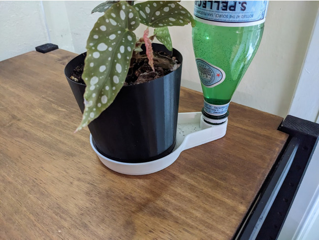 Posuda za navodnjavanje biljaka u saksijama