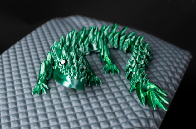 Igračka šiljasti planinski zmaj koji se savija