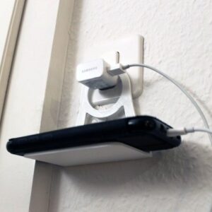 Plastični držač telefona na punjaču